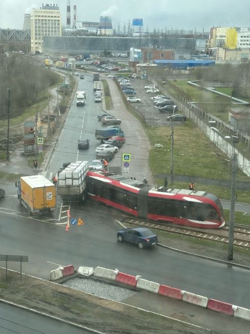 В Петербурге столкнулись трамвай и грузовик  ДТП произошло сегодня днём на пересечении проспекта..