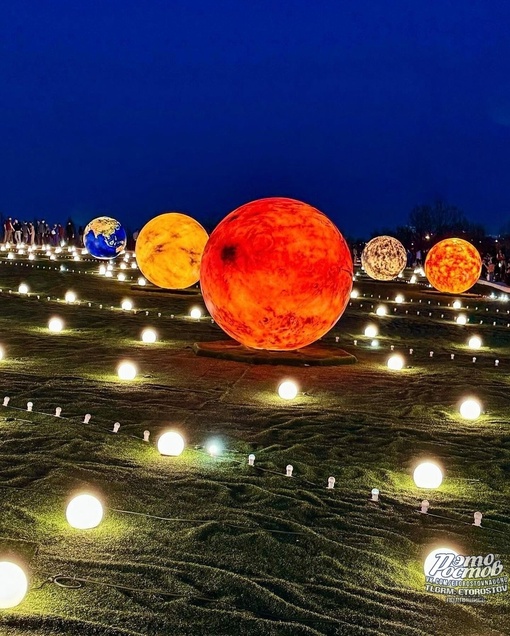 🪐☀️Арт-объект «Солнечная система» в парке Галицкого в Краснодаре.  На зелёном газоне можно увидеть Солнце,..
