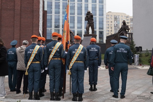 В Екатеринбурге сегодня открыли памятник спасателям.  Скульптурную группу установили в сквере имени..