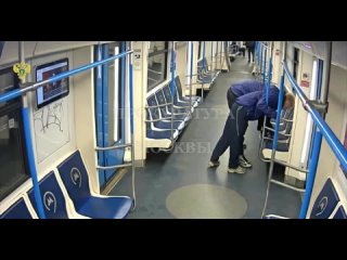 Когда ну очень хочется напакостить: двое парней изрисовали чистенькие вагоны метро. Вандалами оказались..