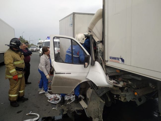 Спасатели вырезали тело водителя из раздавленной «Газели» на трассе в Самарской области  Кабину фургона..