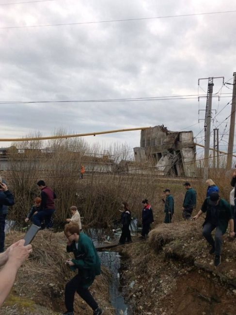 Путепровод обрушился в городе Вязьма Смоленской областиВ этот момент на мосту находились легковушка и..