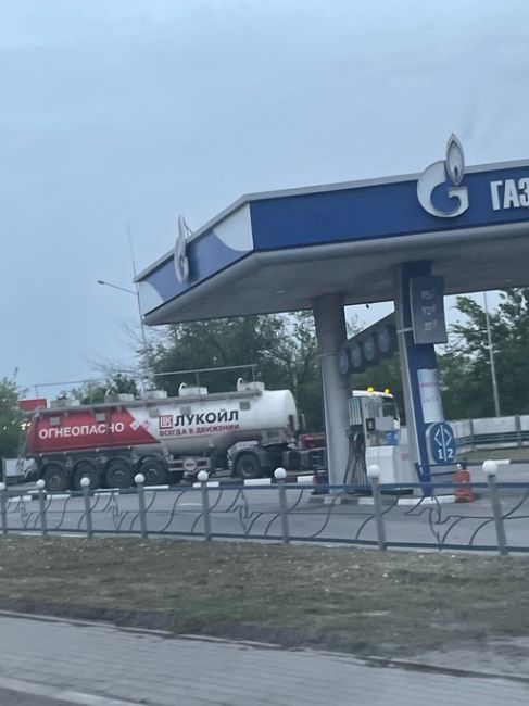 😡 Недолитый клиентам бензин сливают в канистру на заправке Роснефть на пересечении Стачки/Малиновского...