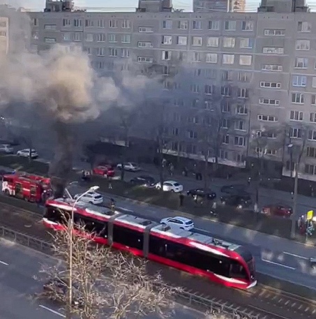 Сезон горячих трамваев продолжается в Петербурге. На сей раз электротранспорт загорелся во время движения..
