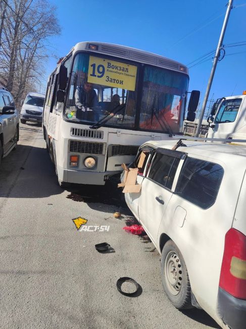 В Новосибирске девушка рассекла лицо в столкновении с автобусом 
В Новосибирске девушка рассекла лицо в..