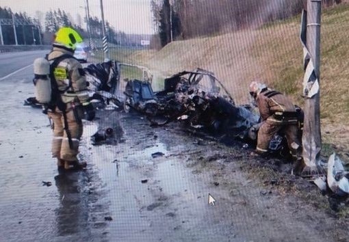 Водитель спалил дотла машину, врезавшись в столб на трассе «Сортавала»  Водитель не справился с управлением..