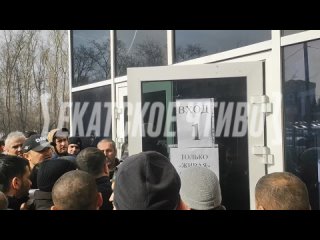 Мигранты в Екатеринбурге пришли в ГИБДД за правами, а вышли оттуда с повестками  Иностранные специалисты..