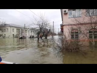 Местные СМИ публикуют кадры затопленных улиц в Орске..