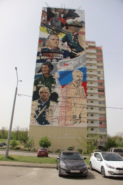 Константин Валерко, ростовский художник и граффитист завершает создание патриотического мурала на улице..