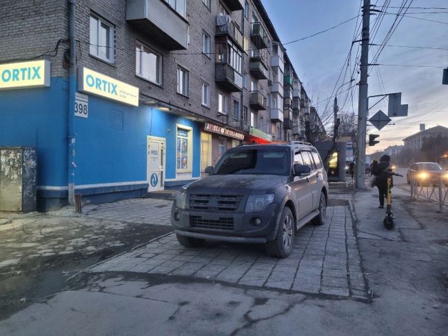 В течение суток в Новосибирске полицейские установили и задержали автохама на внедорожнике Mitsubishi Pajero,..