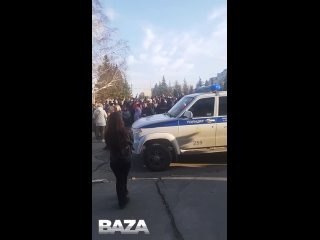 В Орске люди собрались на главной площади города, они жалуются на местные власти и на размер выплат после..