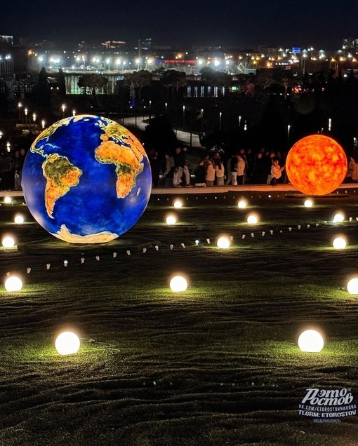 🪐☀️Арт-объект «Солнечная система» в парке Галицкого в Краснодаре.  На зелёном газоне можно увидеть Солнце,..