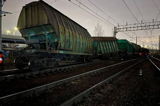 Пять вагонов грузового поезда сошли с рельсов на перегоне Автово-Предпортовая. 
В происшествии никто не..
