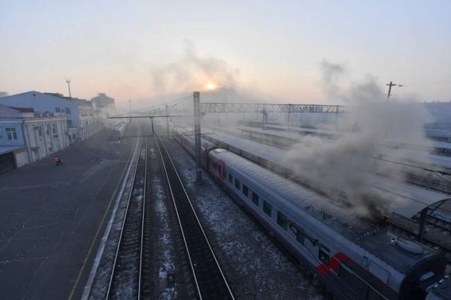 Локомотив столкнулся с автомобилем на путях в Новосибирской области  Машина выехала на ж/д переезд на..