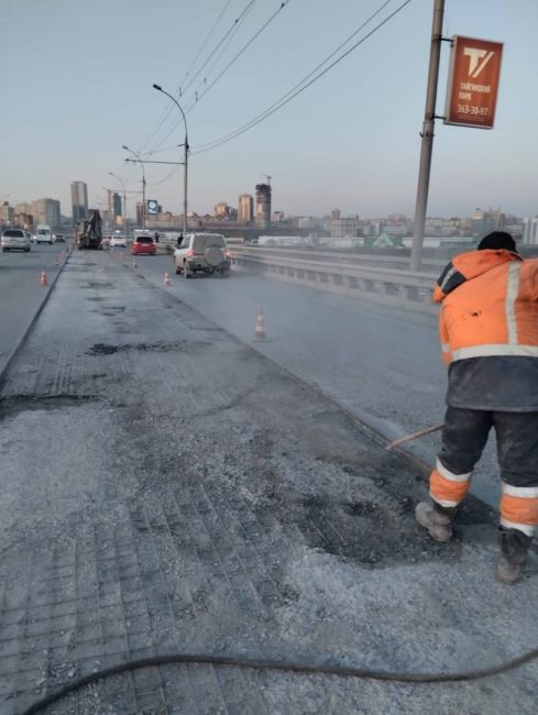 А на Димитровском мосту в Новосибирске продолжают латать ямы  Сейчас специалисты укладывают асфальт в..