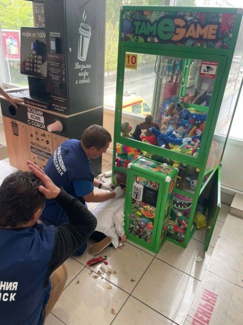 В Новороссийске один мальчик так хотел игрушку, что застрял в игровом автомате  Вытащить голову из автомата..