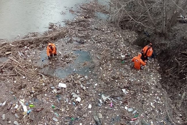 В Новосибирске из реки Тула вытащили 130 мешков мусора  Русло, которое очистили от отходов, находится рядом с..