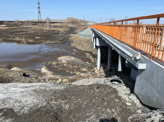 Движение по мосту через Ирмень ограничили из-за паводка  Там размыло береговую опору. На месте дежурит..