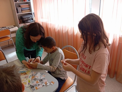 Волонтеры научили детей из реабилитационного центра раскрашивать яйца  13 апреля волонтеры группы..