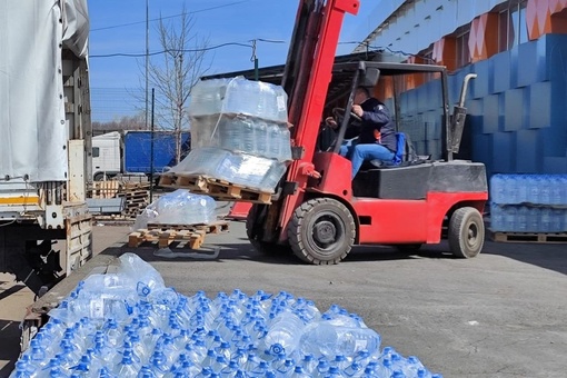 Ростовская область отправила более 60 тонн чистой воды жителям Оренбургской области. 
Оказать гуманитарную..