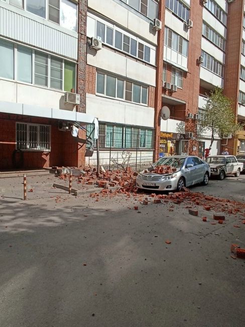 Еще одно ЧП в Ростове: на Орбитальной, 70/3 обвалился фасад многоэтажного здания.  По словам очевидцев, обломки..