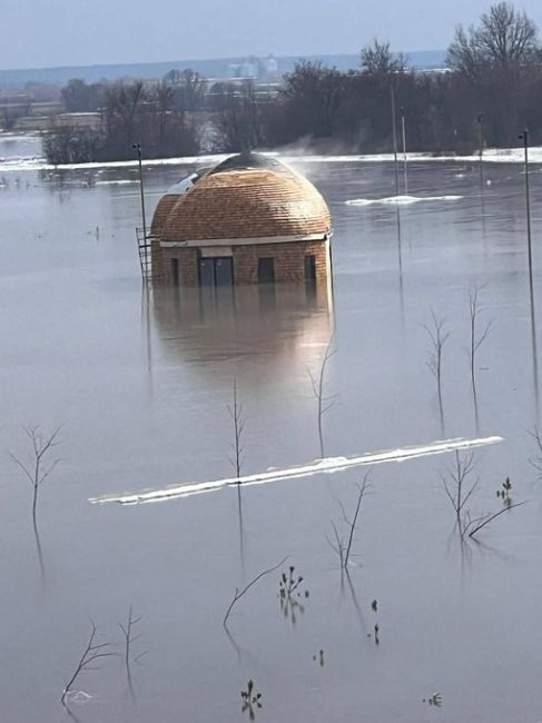 А это уже не Орск, а Татарстан. Так обстоят дела с паводком в Билярске..