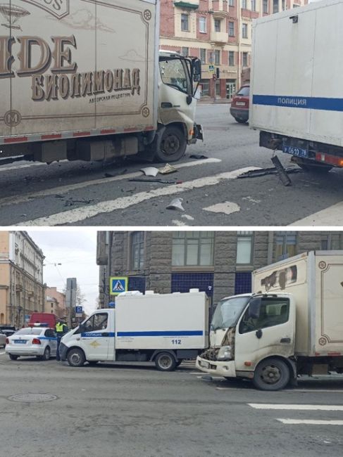 В Петербурге грузовик протаранил полицейский автозак  Необычное ДТП произошло сегодня утром на углу..
