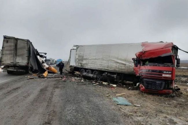 Новосибирец погиб в ДТП с тремя фурами в Тюменской области  38-летний водитель фуры DAF не выдержал безопасное..