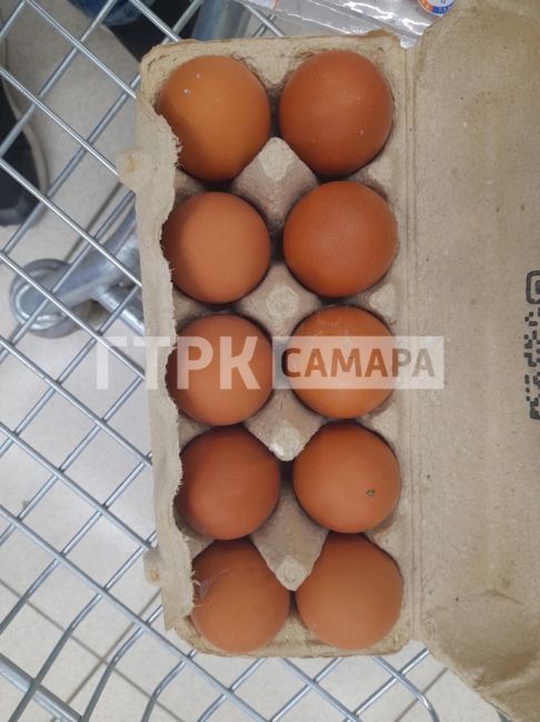 Перед Пасхой в популярном супермаркете Самары распродают резко подешевевшие яйца  Смотрим на ценник,..