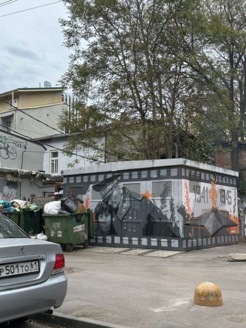 В центре Ростова уличный рисунок с изображением ветерана Великой Отечественной войны заставлен мусорными..