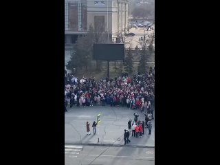 В Орске люди собрались на главной площади города, они жалуются на местные власти и на размер выплат после..