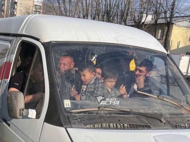Шестерых взрослых и детей заметили на переднем сидении в ГАЗели в Новосибирске  Очень вместительный авто..