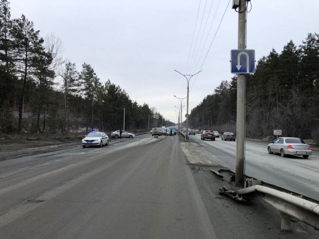 В Новосибирске на Бердском шоссе серьезно разбились две машины  ДТП произошло около 08:00 между Нижней..