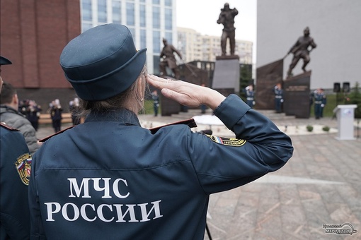В Екатеринбурге сегодня открыли памятник спасателям.  Скульптурную группу установили в сквере имени..