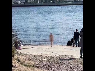 Голая девушка прыгнула в воду с Яхтенного моста (высотой 19 м)в Питере, убегая от полицейских. Ошеломлённые..