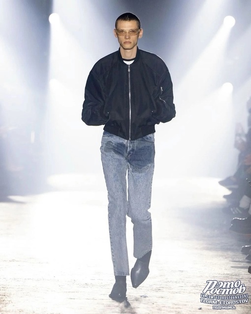 🤡 Модный бренд Jordanluca выпустил "обоccанные" джинсы за 811 долларов (~75 тысяч рублей).  Джинcы так и нaзываются: "pee..