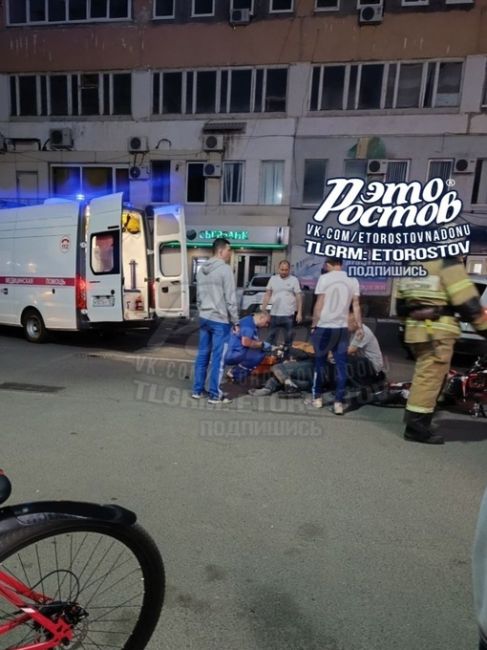 🚨 ДТП с участием мотоциклиста в центре Зернограда. Пострадавшему потребовалась помощь..