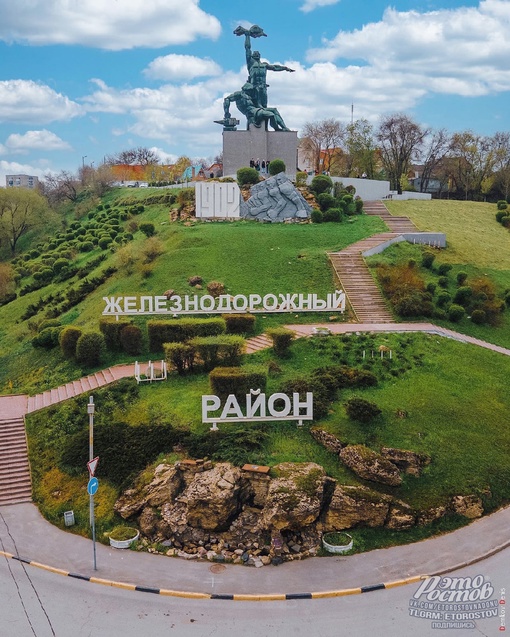 Памятник Стачке — самая популярная смотровая площадка Ростова 💜 
📸Фото: Денис..