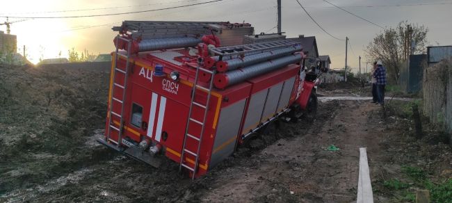 В Самаре пожарная машина застряла в грязи и не доехала на экстренный вызов  Фото и рассказ очевидца  В Самаре..