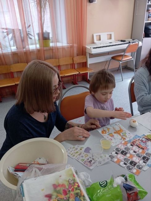 Волонтеры научили детей из реабилитационного центра раскрашивать яйца  13 апреля волонтеры группы..
