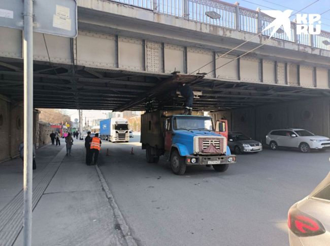 «Мост глупости» у метро Гагаринская поймал очередную жертву. Даже предупреждающий плакат не сработал  Фуру..