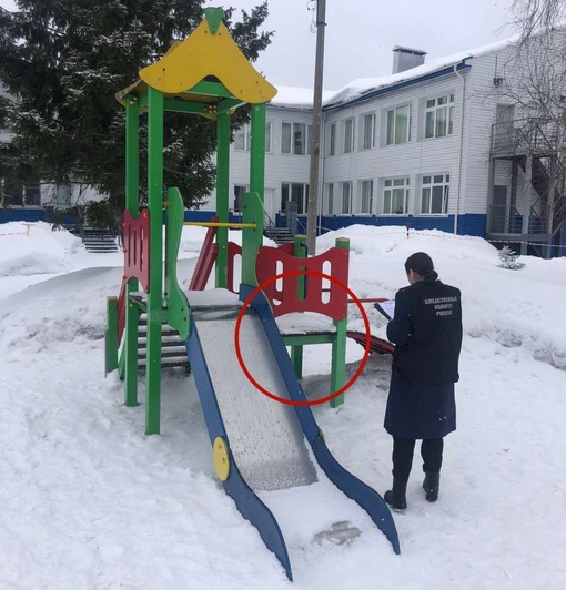 Мальчик, застрявший в детском городке Лесосибирска, впал в кому.  Ребёнка вертолётом доставили в Красноярск...