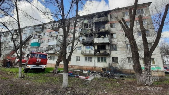 Пожарные спасли несколько квартир от огня в Куйбышевском районе Самары  На месте работало 10 спецмашин  В..