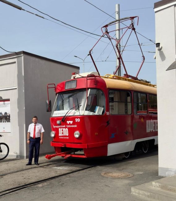 В Таганроге начал работать первый туристический трамвай. 
Поездка для гостей города длится 60 минут. За это..