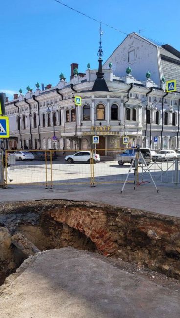 В центре Казани специалисты Казанских теплосетей обнаружили подземные помещения с архитектурными..