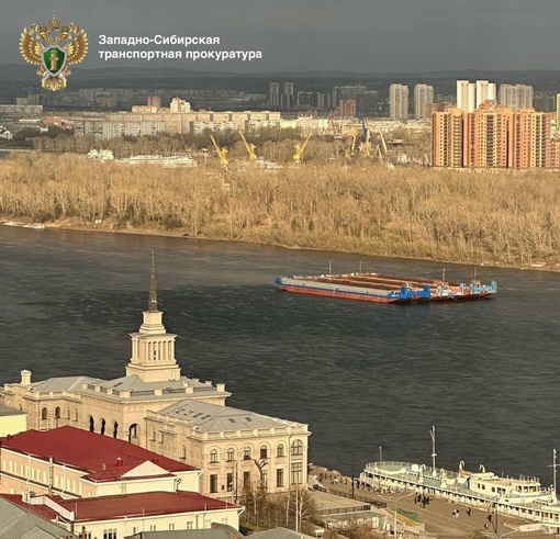 ❗️Лодка столкнулась с баржей в Красноярске: один человек пропал, двое пострадали  Инцидент произошел..