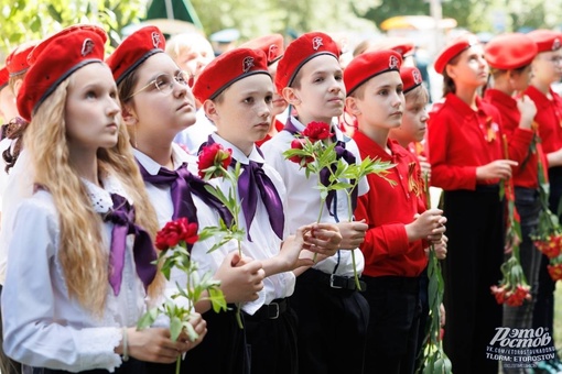 🎗 Мини-парады для ветеранов прошли в разных частях Ростова. В них принимали участие и взрослые, и дети. Всего..