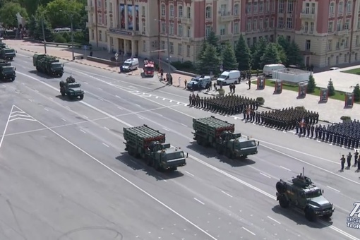 Военная техника прошла по Театральной площади, в их числе Т-34, БТР-82А, БМП-3, Т90м Прорыв (основные танки армии..