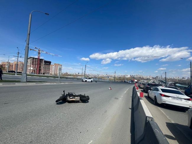 Перестроился в мотоцикл. На Октябрьскому мосту в ДТП пострадала байкерша  Мужчина за рулем Haval решил..