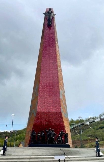 Сегодня в парке Победы открыли новый памятник — стелу «Город трудовой доблести».  Ее высота — 33,5 метра...